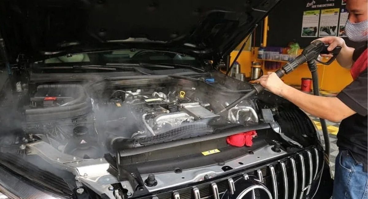 Vệ sinh khoang động cơ trong quy trình bảo dưỡng động cơ ô tô