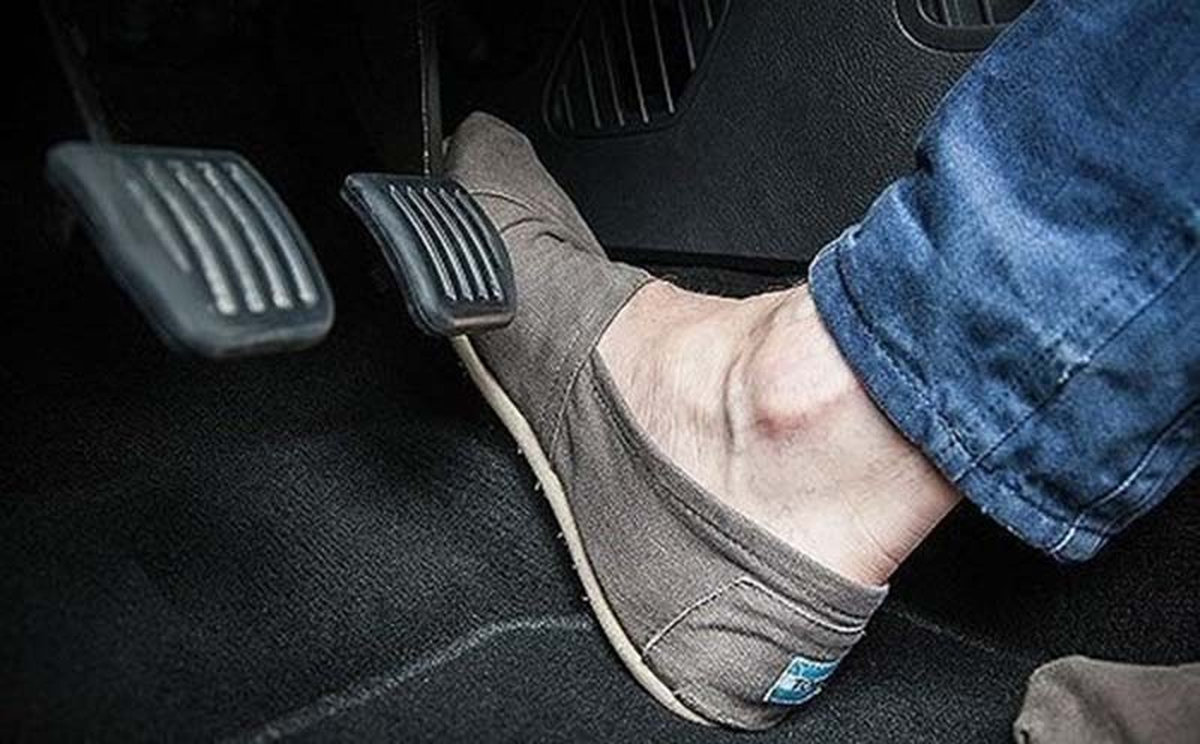 Xe ô tô đi chậm bị giật